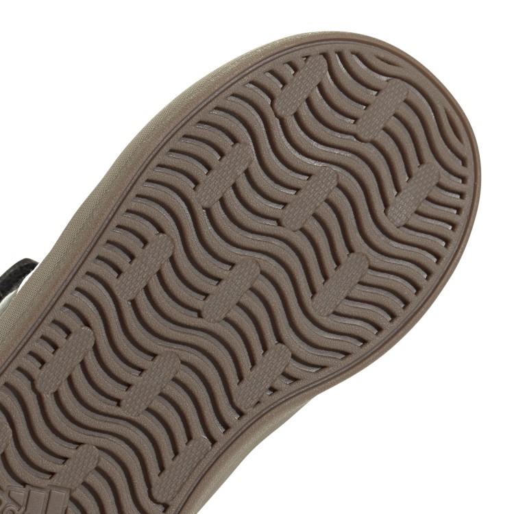 ID9156_9_FOOTWEAR_Photography_Detail View 2_white.jpg