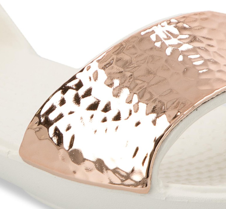 sandały Crocs Lina Dorsay Hammered Met Flt W 205